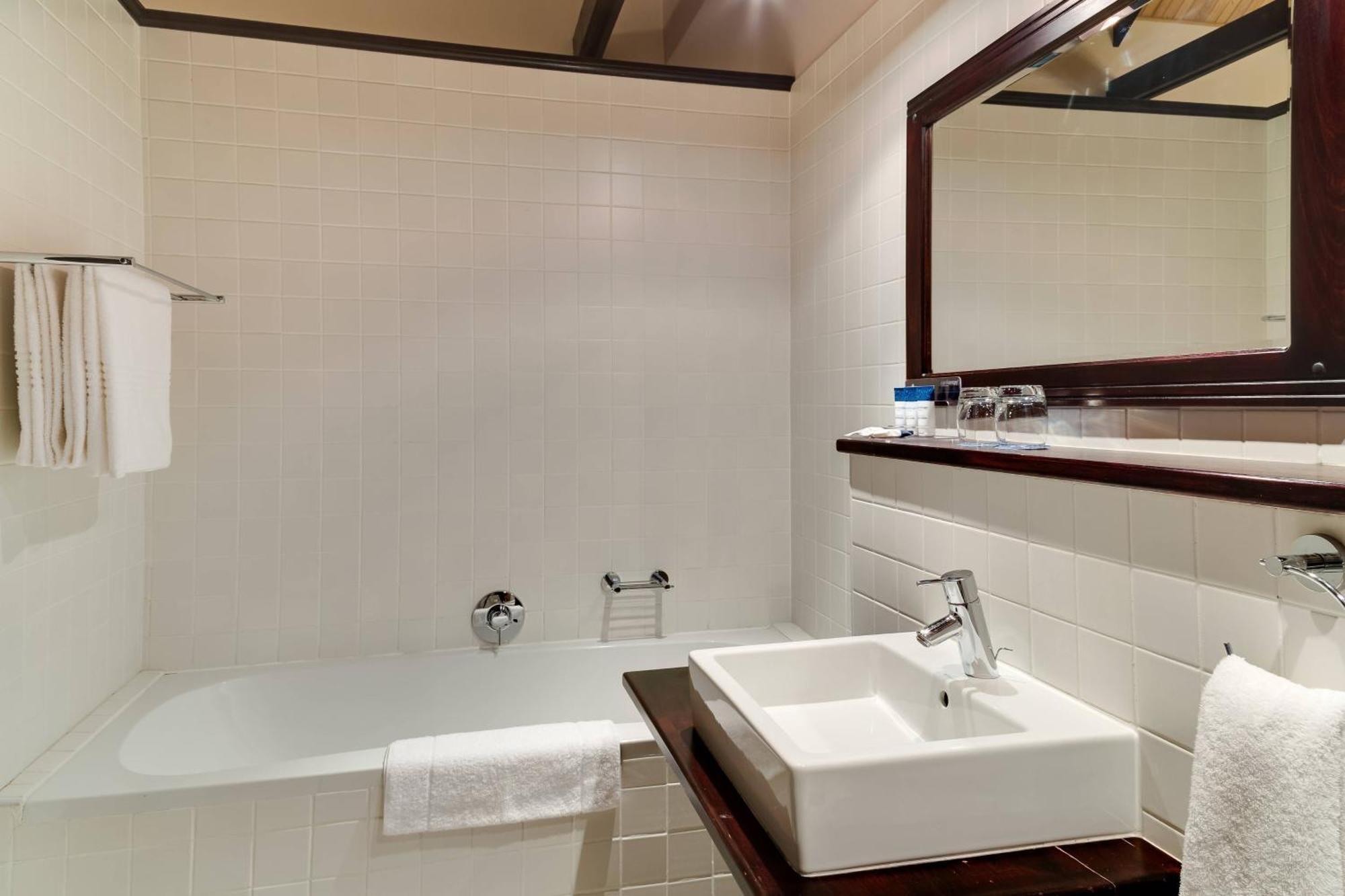 Protea Hotel By Marriott Dorpshuis & Spa Стеленбош Екстериор снимка